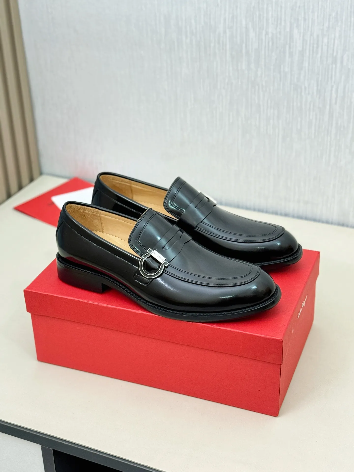 [Ferragamo] P: 560💰 Number of yards: 38~44 (45 orders are non-returnable) Ferragam's new men's formal leather shoes, the fabric is made of imported cowhide, with visible texture, heavy-duty stitching, dyed calfskin inside, standard logo cowhide feet, big-name experience, soft and comfortable on the feet, a men's favorite, special non-slip and wear-resistant rubber soles, easy to handle various occasions, with original box packaging!